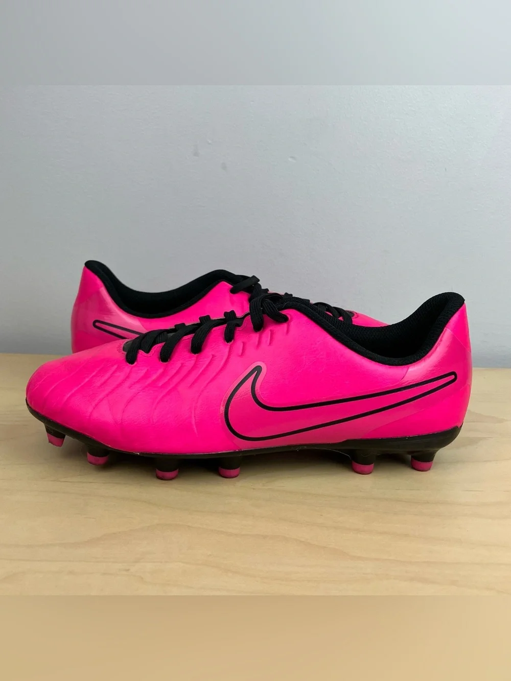 Nike Girls Kids Size 5.5Y Jr. Tiempo Legend Club FG/MG Pink Black Soccer Cleats.